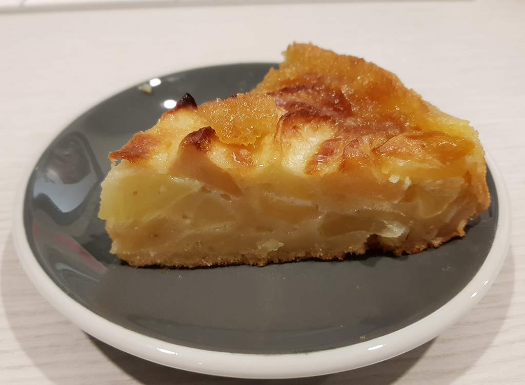 Apple pie in cut